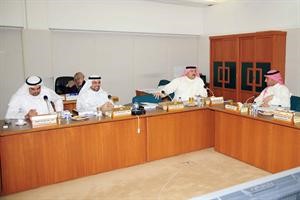 مرزوق الغانم ومحمد المطير وديوسف الزلزلة وعبدالرحمن العنجري اثناء اجتماع اللجنة المالية﻿