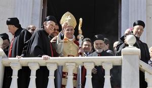 البطريرك الجديد بشارة الراعيمحاطا بالمطارنة ومحييا المهنئين بعد انتخابه بطريركا مارونيا لانطاكية وسائر المشرق محمود الطويل