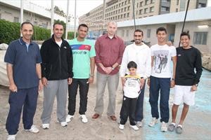 مدرب الشراع البلغاري ايفانوف فالنتاين يتوسط راشد الخطاف ومحمد الحمدان