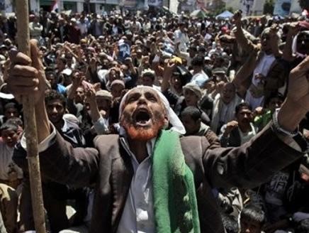 اليمن: استقالة ديبلوماسي في جنيف وانضمامه للثورة وقبليون يمنعون نقل الغاز إلى صنعاء