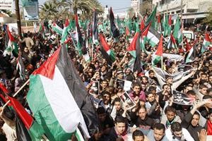 فلسطينيون يتظاهرون في غزة لانهاء الانقسام 	اپ﻿