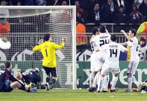 لاعبو ريال مدريد يحتفلون بهدف كريم بنزيمة في مرمى ليون في مباراة الذهاب	 افپ﻿