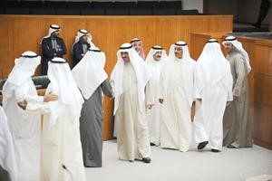 النواب اثناء دخولهم القاعة