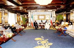 سمو رئيس الوزراء الشيخ ناصر المحمد خلال لقائه وزير الدولة ووزير المناجم السنغالي
﻿
