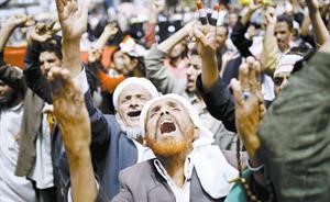يمنيون يتضرعون الى الله خلال احدى المظاهرات المطالبة باسقاط صالح في صنعاء امس	اپ﻿