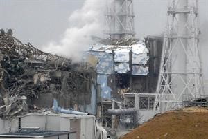 المفاعلان 3 و4 في محطة فوكوشيما ويبدو اثار الدمار عليهما 							افپ﻿