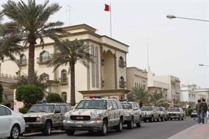 عدد من سيارات الشرطة وحماية المنشات امام السفارة البحرينية
﻿