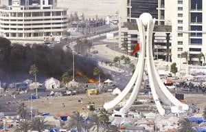 دوار اللؤلؤة بعد ان اخلته قوات الامن البحرينية وتبدو بعض الخيام التي احرقها المعتصمون رويترز﻿