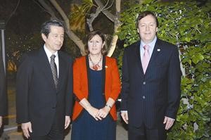  السفير الياباني مهنئا نظيره البريطاني وزوجته	 محمد ماهر
﻿