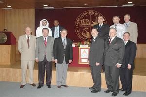 رئيس الجامعة الاميركية وممثل ACBSP مع اعضاء هيئة التدريس
