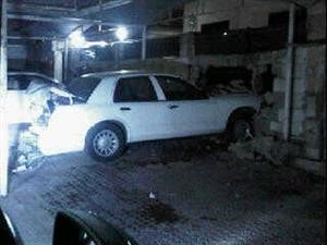 سيارة المواطن بعد اختراقها جدار منزله﻿