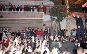رئيس حكومة تصريف الاعمال سعد الحريري محييا الجماهير المحتشدة خلال زيارته الى طرابلس مساء امس الاول	محمود الطويل﻿