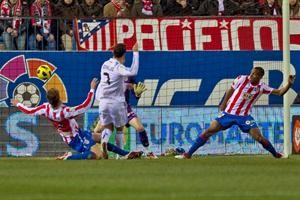 مهاجم ريال مدريد كريستيانو رونالدو مسجلا هدفا لفريقه في مباراة سابقة امام اتلتيكو مدريد﻿