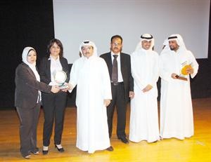 تكريم احدى الموظفات