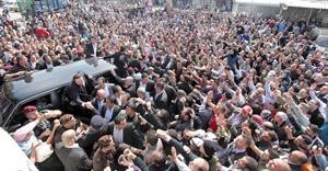 حشود طرابلسية لحظة وصول رئيس حكومة تصريف الاعمال سعد الحريري الى مكان المهرجان في معرض رشيد كرامي الدولي	محمود الطويل﻿
