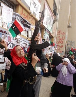 ليبية في بنغازي تطلق النار فرحا بالقرار الدولي الذي صدر عن مجلس الامن 	ا ف ب﻿