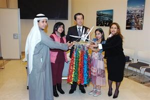 الاطفال يهدون مجسما لطائر الكرين للسفير كرم ذياب
