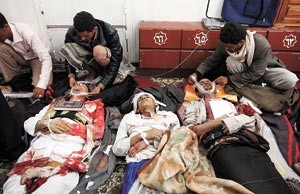 يمنيون يحضرون عددا من الجثث التي سقطت في مجزرة امس للدفن في صنعاءافپ