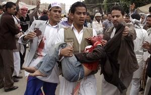 متظاهرون يمنيون يحملون احد الجرحى سقط في اشتباكات صنعاء امس 	اپ﻿
