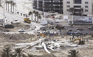 صورة لتمثال اللؤلؤة بعد هدمه من قبل السلطات البحرينية امس	رويترز