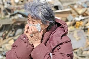 يابانية تبكي بحرقة على اعزاء فقدتهم﻿