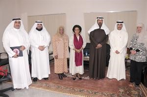 دمحمد العفاسي خلال استقباله الشيخة فريحة الاحمد واعضاء جائزة الام المثالية﻿