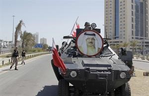 صورة عاهل البحرين الملك حمد بن عيسى تزين احدى دبابات الجيش التي تحرس دوار اللؤلؤة	افپ﻿