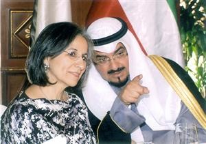 الشيخ احمد العبدالله و الشيخة حصة الصباح يتابعان المعرض
﻿