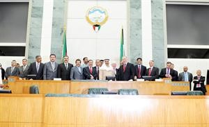 الخرافي والنجيفي على منصة المجلس اثناء جولة الوفد العراقي في مجلس الامة﻿