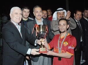 السفير السوري بسام عبدالمجيد يسلم الكاس للفائز بالمركز الاول سعود سالم