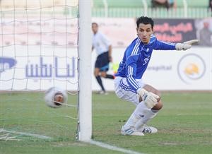 خالد الرشيدي يطالع الكرة وهي تدخل مرماه	 هاني الشمري﻿