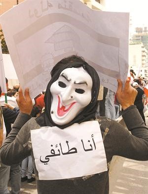 نصر الله: مقاومتنا موجهة للعدو «بس ماحدا يحركش فيها» و«14 آذار» ترد: سنتطرق إلى السلاح حتى يصبح شرعياً  