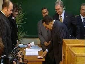 الرئيس المصري السابق حسنى مبارك يدلي بصوته في اقتراع سابق صورة ارشيفية