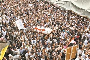 ملايين اليمنيين يشيعون ضحايا الجمعة الماضية	رويترز﻿