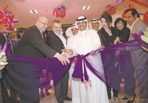 القنصل العام المصري السفير صلاح الوسيمي والشيخ دعيج الخليفة وايمن سلامة وسعود صاهود يقصون شريط الافتتاح
