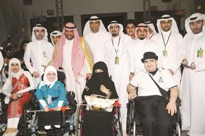 الشيخ احمد الفهد وصورة تذكارية مع عدد من ذوي الاحتياجات الخاصة﻿