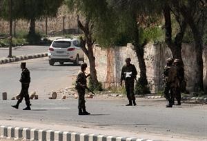 جنود سوريون في احدى نقاط التفتيش عند مدخل مدينة درعا	اپ﻿