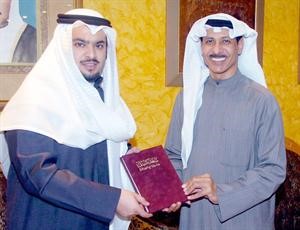 الشيخ خالد الاحمد يتسلم نسخة من الكتاب من سعد كميل
﻿