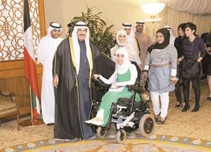 الشيخ ناصر المحمد مرحبا باحدى المشاركات من ذوي الاحتياجات الخاصة﻿