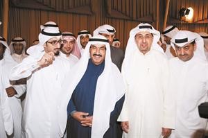 عبدالله الجدعان وعدد من الحضور في صورة مع سمو الشيخ ناصر المحمد﻿
