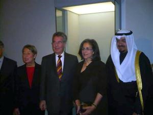 الشيخ احمد العبدالله والشيخة حصة الصباح والرئيس النمساوي خلال افتتاح المعرض
﻿