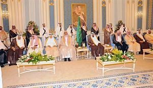 خادم الحرمين الملك عبدالله بن عبدالعزيز مستقبلا مفتي المملكة وعددا من المسؤولين 	واس﻿