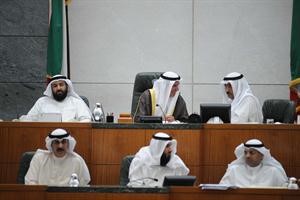 نائب الرئيس عبدالله الرومي مترئسا الجلسة وبجانبه مسلم البراك ودعلي العمير﻿