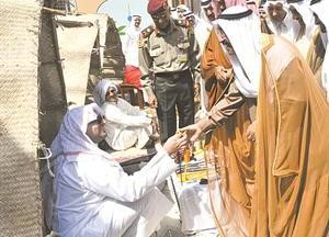 صاحب السمو الامير الشيخ صباح الاحمد يتسلم مسبحة من احد البائعين في سوق المباركية
