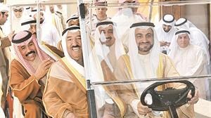 صاحب السمو الامير الشيخ صباح الاحمد وكبار المسؤولين خلال جولتهم في المباركية