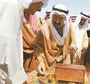 صاحب السمو الامير الشيخ صباح الاحمد يطلع على احد انواع البخور خلال جولته
