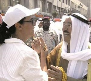 صاحب السمو الامير الشيخ صباح الاحمد مصافحا الشيخة امثال الاحمد