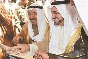 صاحب السمو الامير ودفاضل صفر يطلعان على احدى المطبوعات القديمة