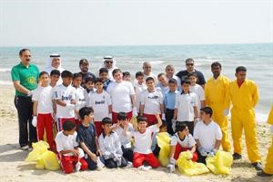 طلاب مدرسة النجاة المشاركون في حملة تنظيف شاطئ المسيلة مع ادارة المدرسة ومسؤولي البلدية