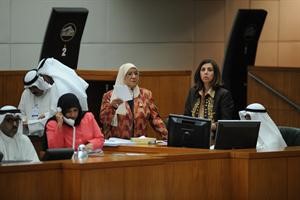درولا دشتي ودمعصومة المبارك ودسلوى الجسار على المنصة اثناء مناقشة قانون التحقيقات
